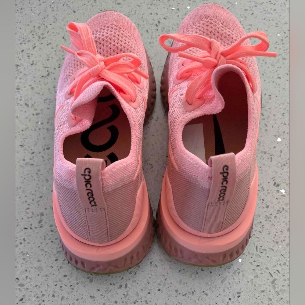 Nike - Picture 2 of 5